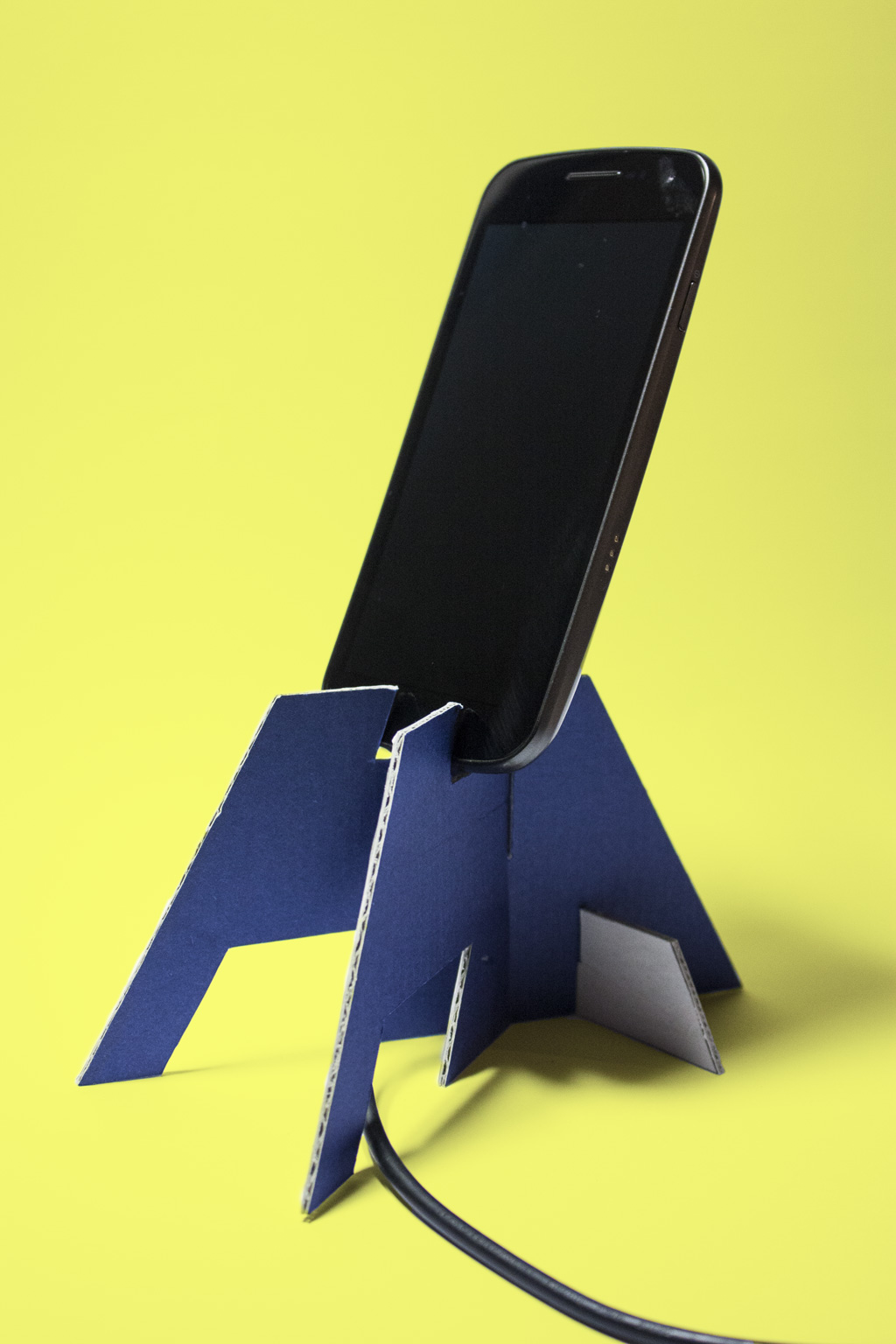 Smartphone-Stand DIY Cardboard by FORMLOS