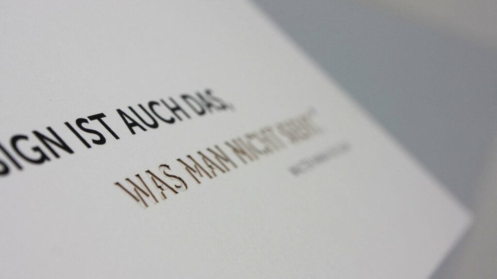 Weihnachtskarte von Formlos mit ausgestanzter Schrift