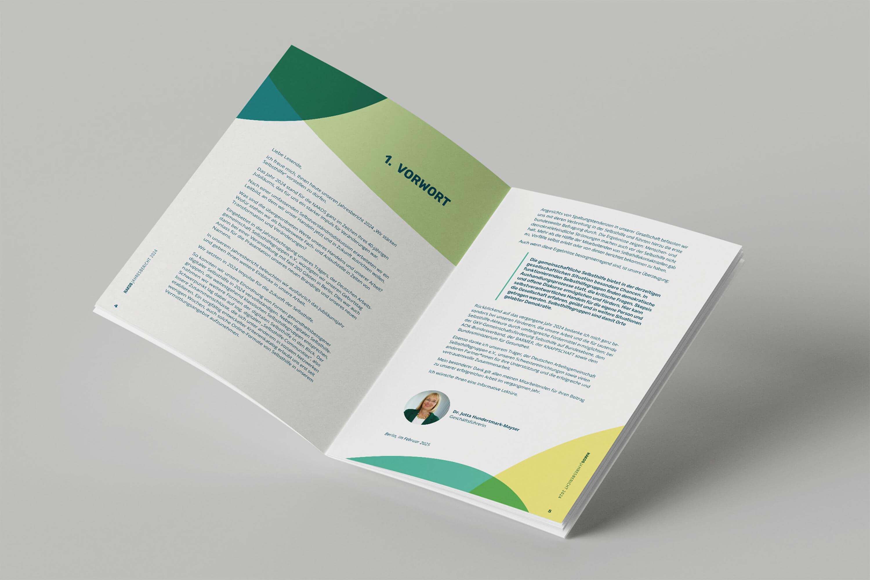 3-Nakos-Jahresbericht-Mockup-FORMLOS-Berlin-Print-Geschaeftsbericht